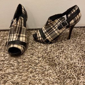 Black and white plaid stiletto shoes, cute buckle on the side size 7